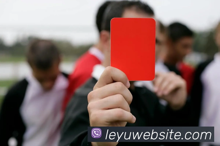 曼赞比与扬库托激烈争吵引发冲突后者将前者推倒广告牌现场惊险一幕